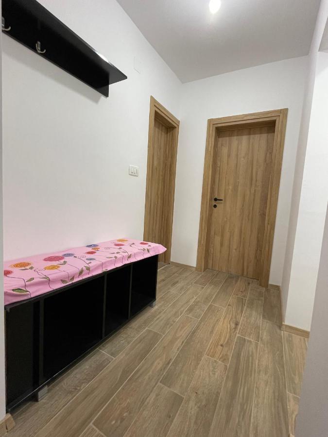Entire Spacious Apartment With Free Parking Podgorica Bagian luar foto